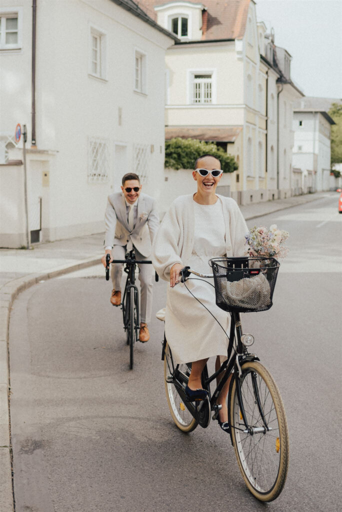 Braut und Bräutigam auf dem Fahrrad unterwegs | Strauß & Fliege