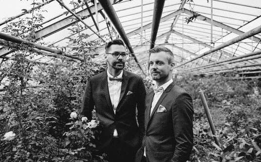 Ehe für Alle: Queeres Paar traut sich mit Strauß & Fliege Hochzeitsrednern