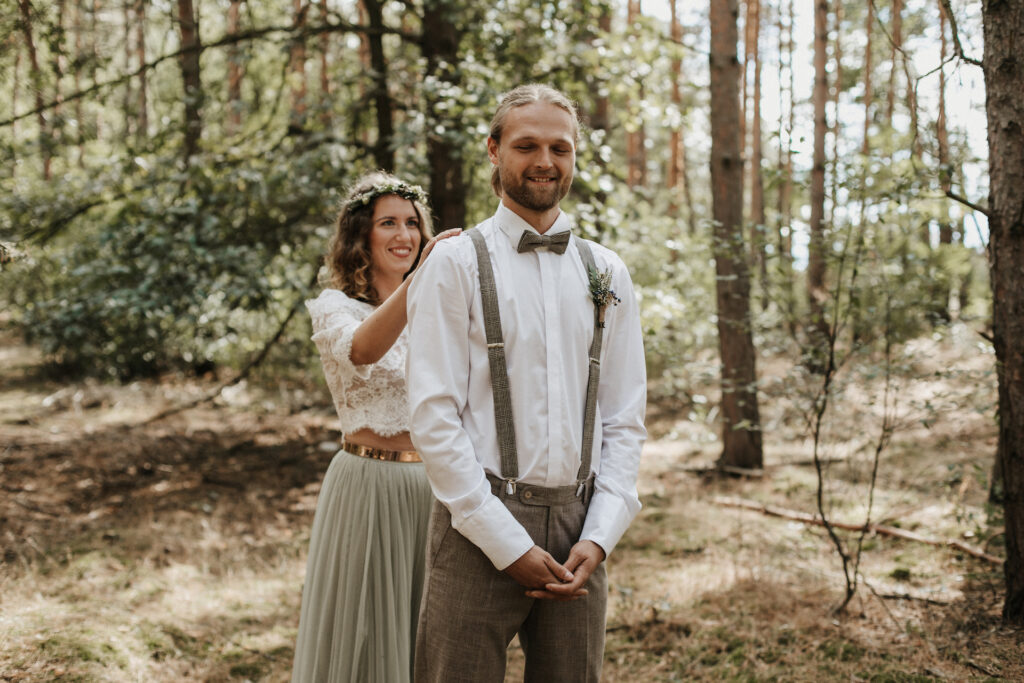 Boho Brautpaar Hochzeit im Wald | Strauß & Fliege