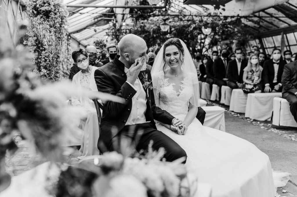 Bräutigam in Tränen während der Trauzeremonie | Strauß & Fliege