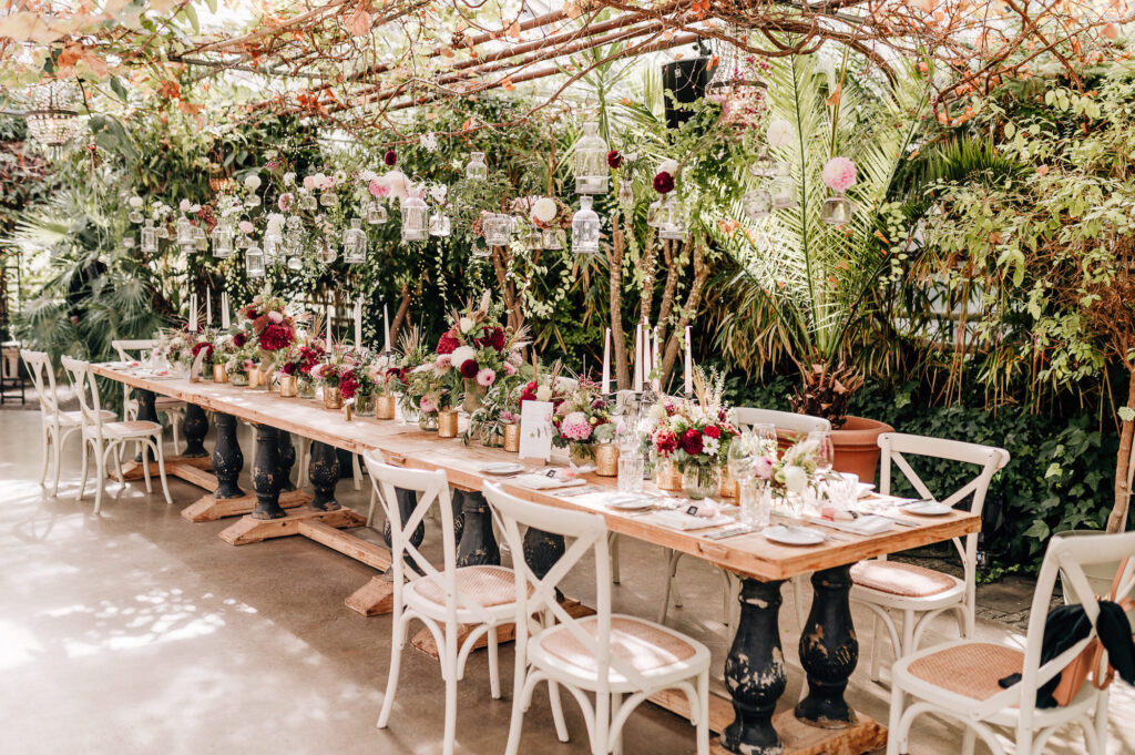 Hochzeit im Gewächshaus zwischen Boho und Dschungelflair | Strauß & Fliege