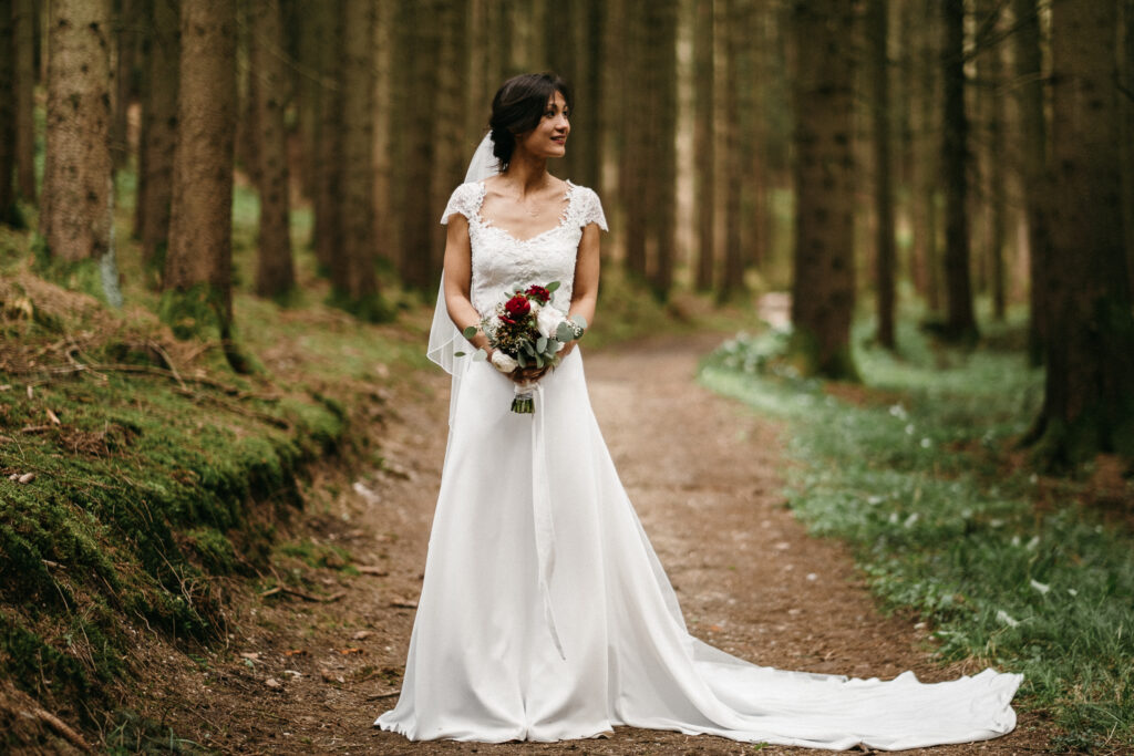 Braut im Wald | Strauß & Fliege