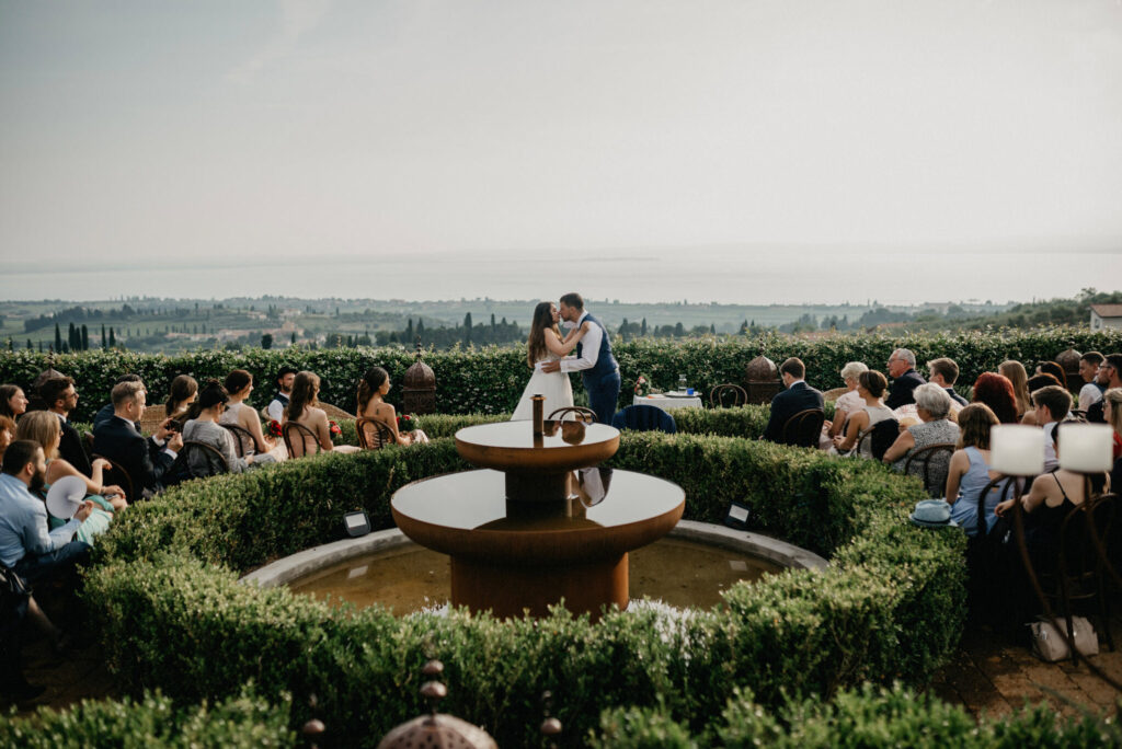 Hochzeit unter freiem Himmel mit Traurednern von Strauß & Fliege