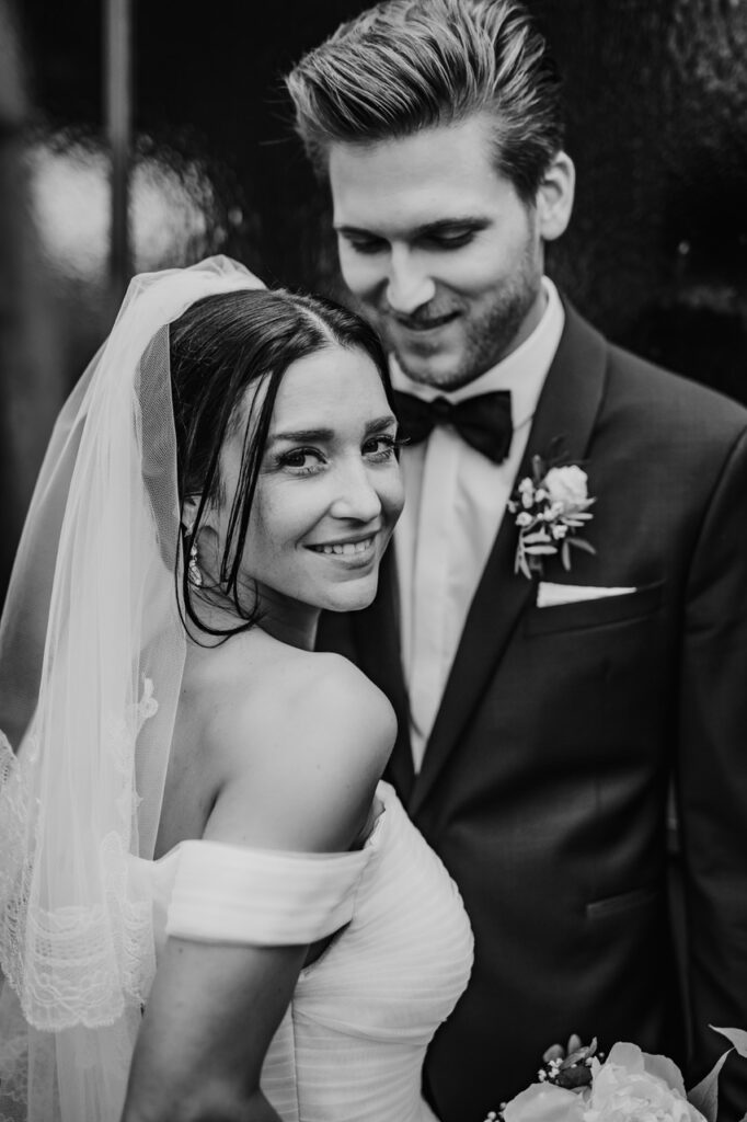 Strahlendes Brautpaar Foto schwarz-weiß | Strauß & Fliege