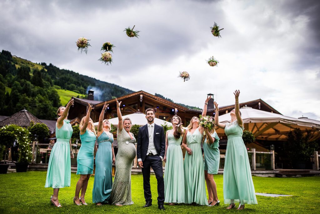 Brautstrauß werfen | Blumenstrauß Brautjungfern | Strauß & Fliege
