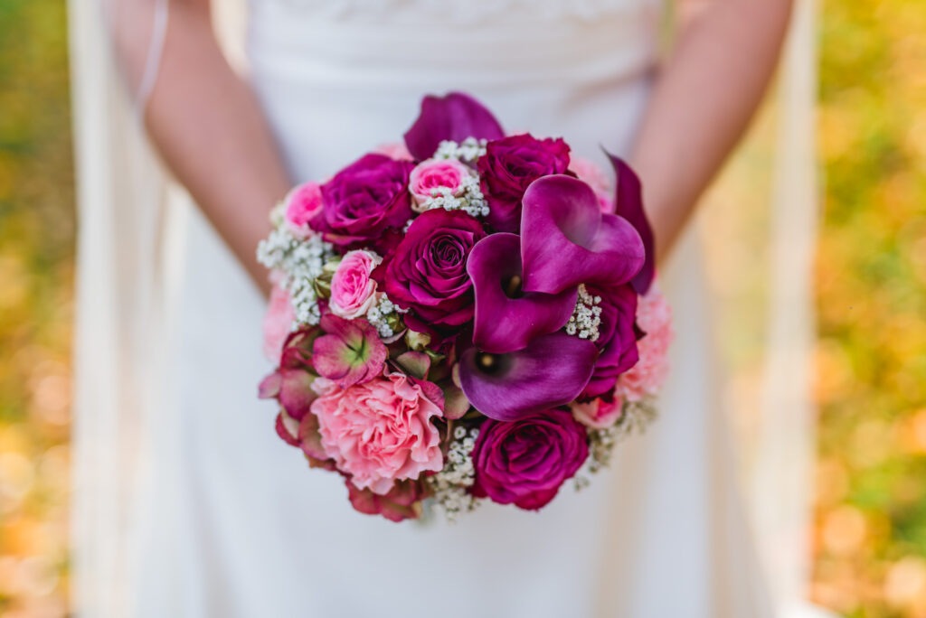 Brautstrauß purpur | Blumenstrauß Hochzeit | Strauß & Fliege