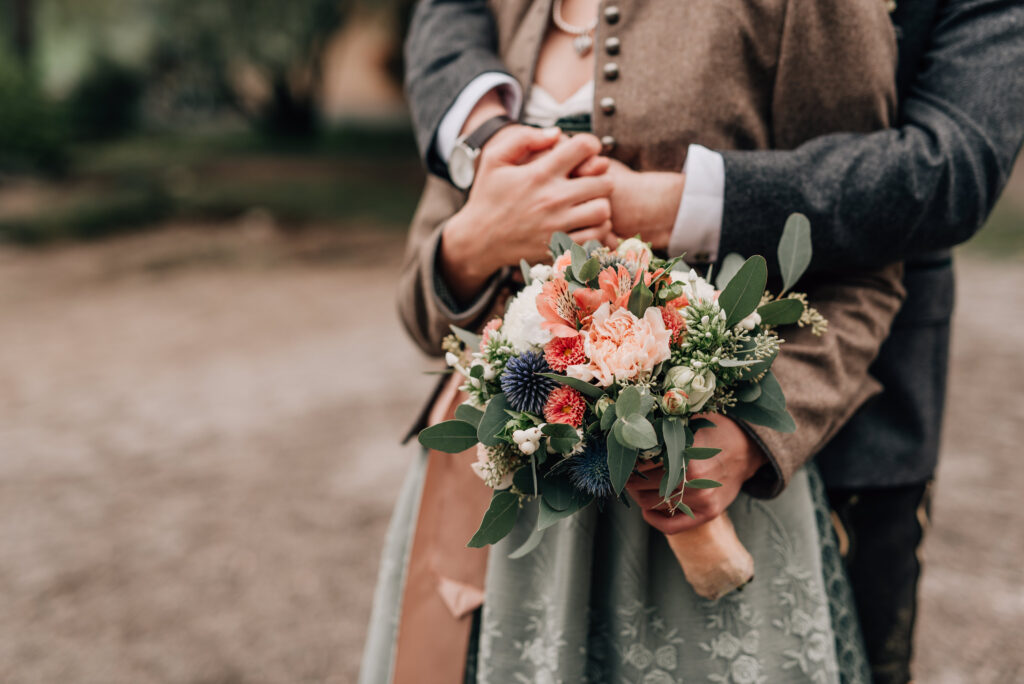 Brautstrauß Trachtenhochzeit | Blumenstrauß freie Trauung| Strauß & Fliege