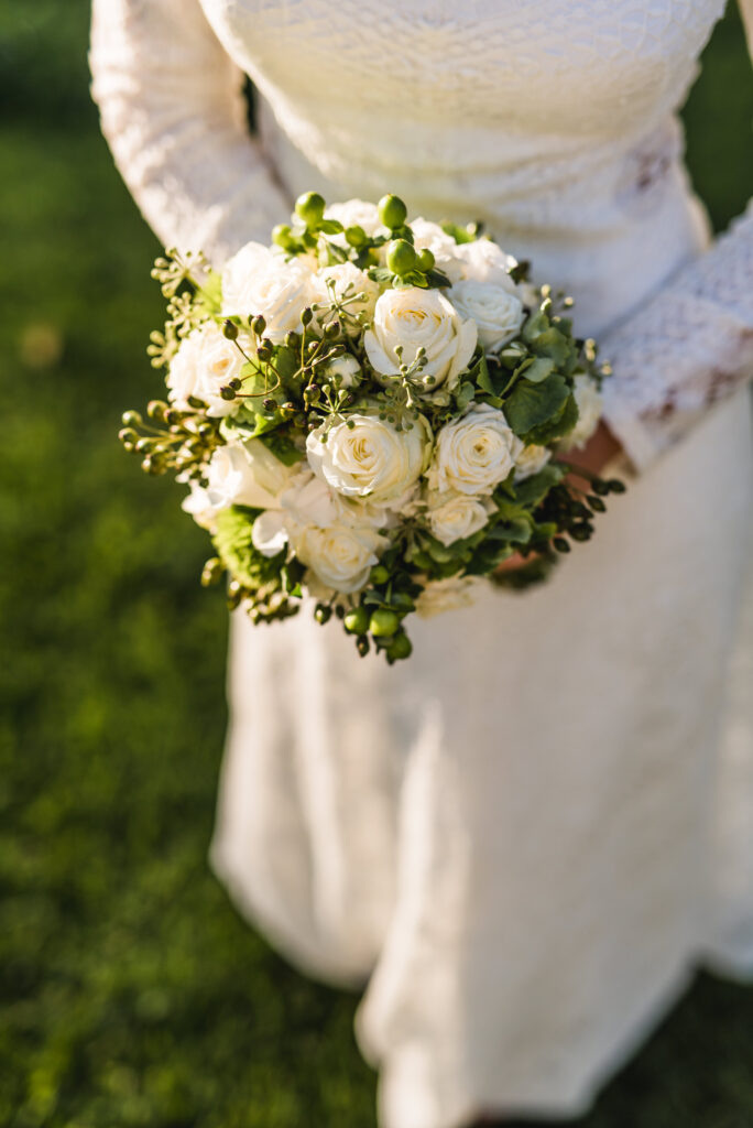 Brautstrauß weiß | Blumenstrauß Hochzeit | Strauß & Fliege