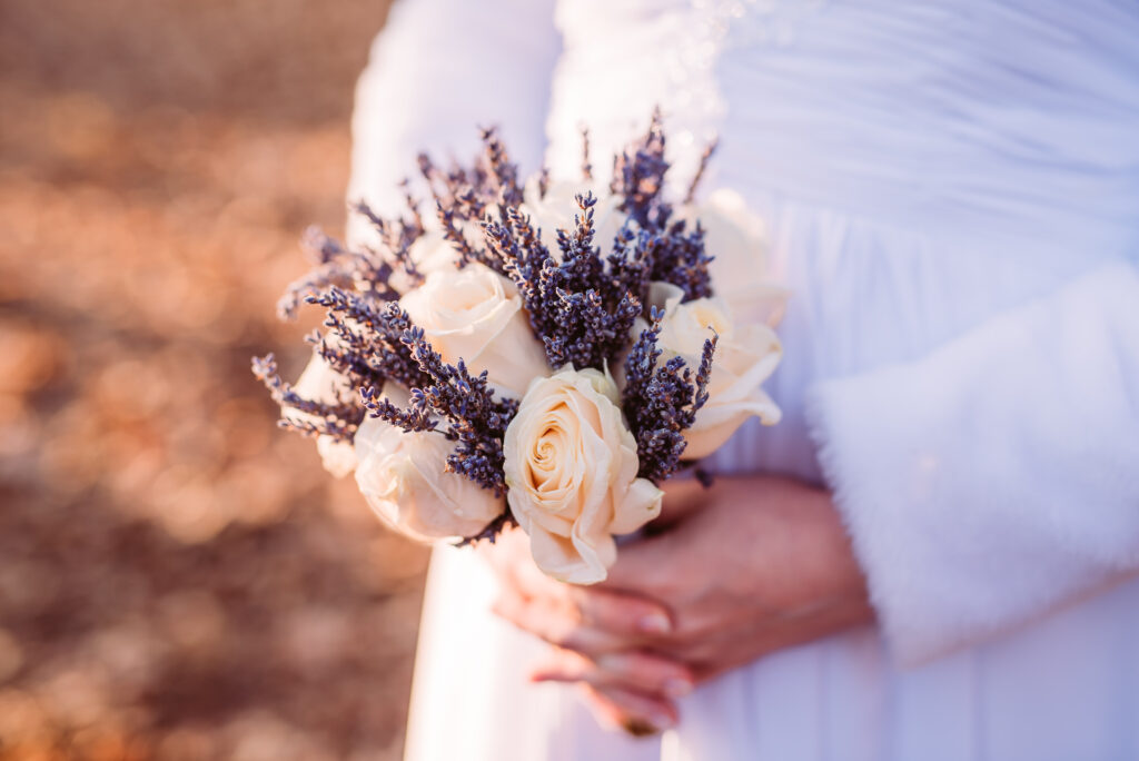 Brautstrauß creme und Lavendel | Blumenstrauß Hochzeit | Strauß & Fliege