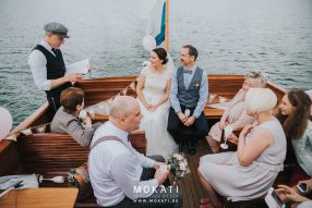 Freie Trauung im Freien | Hochzeit auf dem Boot | Strauß & Fliege