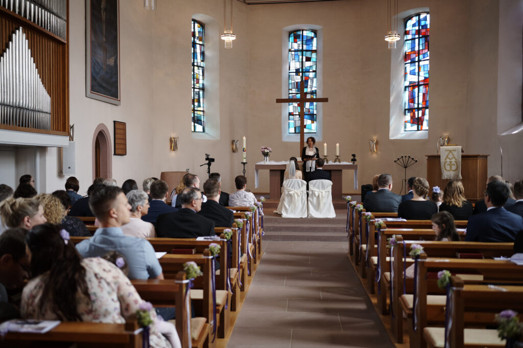 Freie Trauung in der Kirche | Trauredner und Pastor | Strauß & Fliege