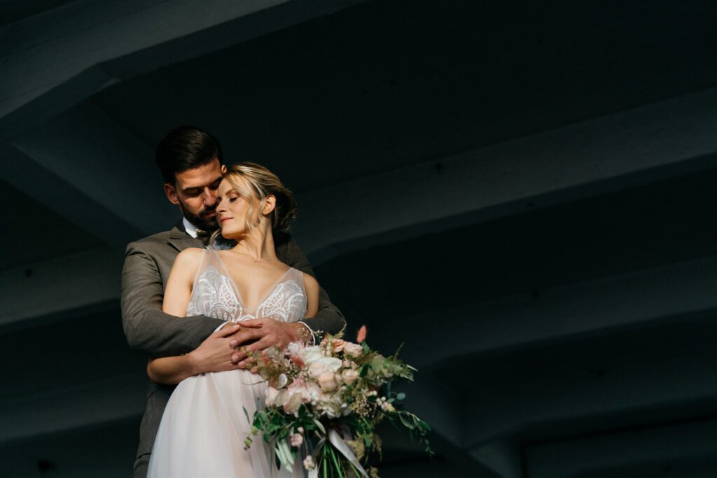 Strahlendes Brautpaar | Freie Trauzeremonie | Strauß & Fliege