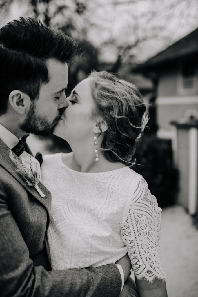 Kuss des Brautpaares | Boho Hochzeit zu zweit | Strauß & Fliege