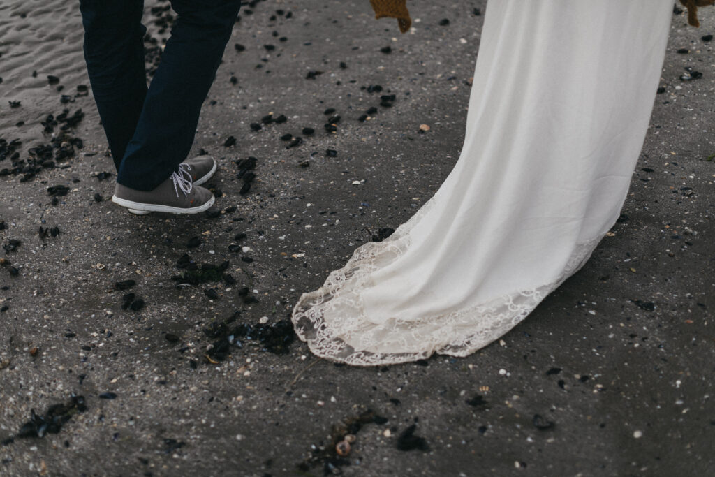 Freie Trauung am Strand | Internationale Hochzeit | Strauß & Fliege