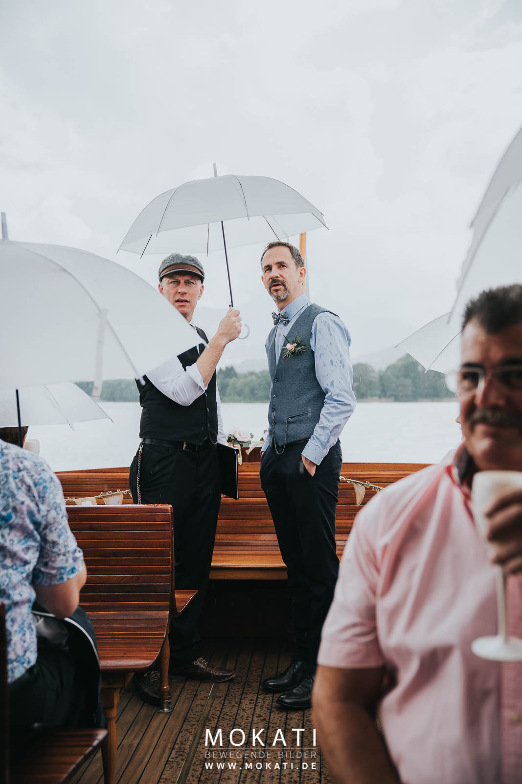 Freie Trauung auf einem Schiff | Hochzeit im Regen | Strauß & Fliege