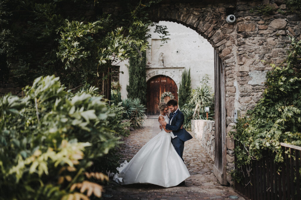 Moderne freie Trauung in Italien | Destination Hochzeit | Strauß & Fliege
