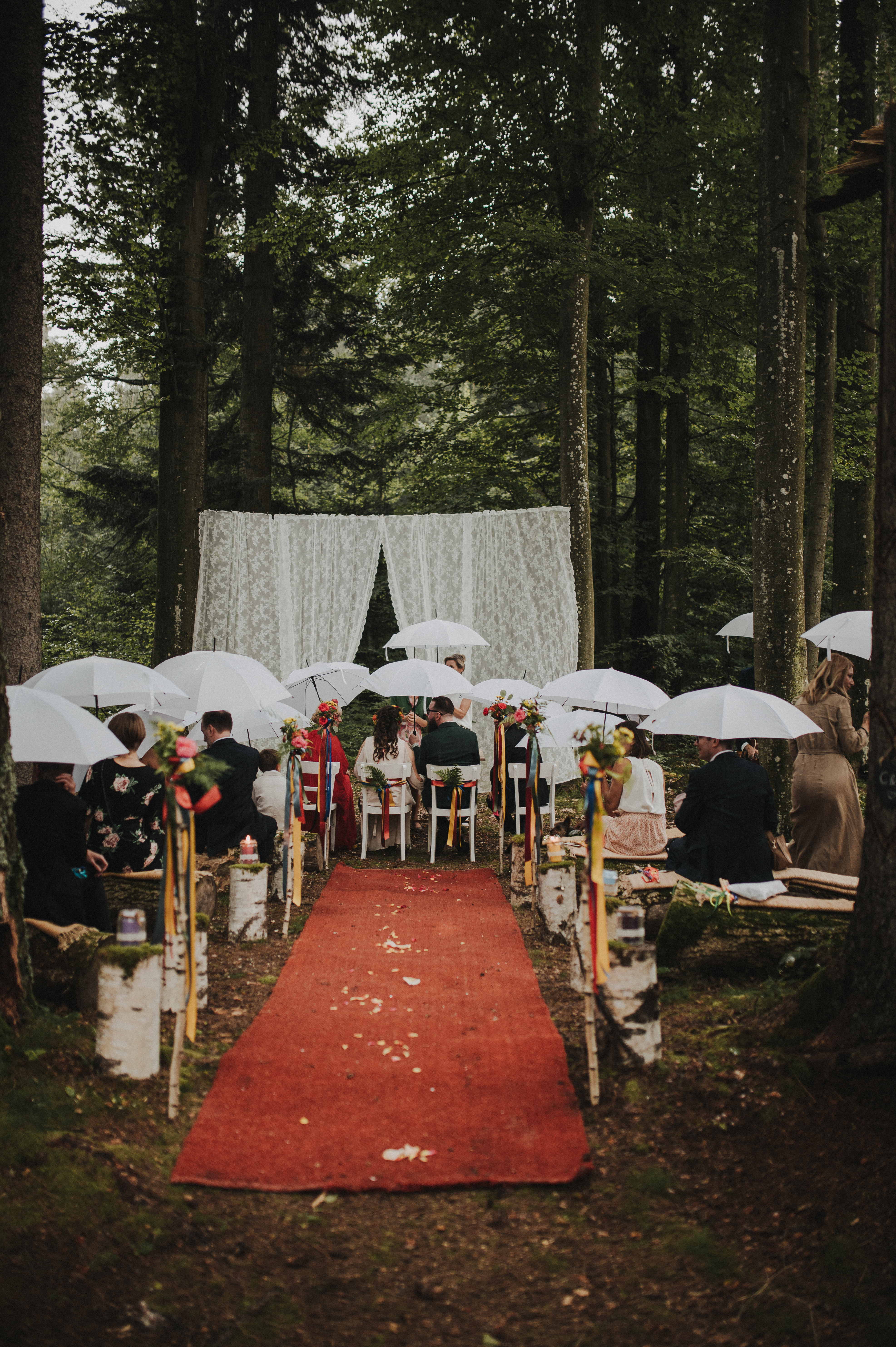Freie Trauung im Regen auf einer Waldlichtung | Strauß & Fliege