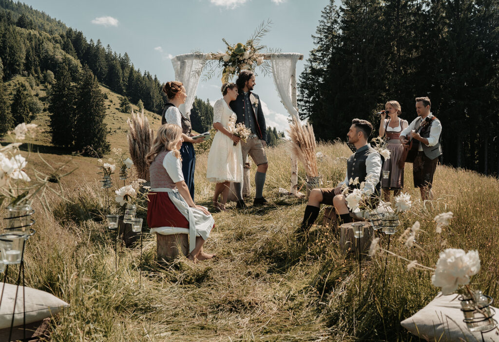 Freie Trauung in den Bergen | Hochzeit auf der Weyerer Alm | Strauß & Fliege