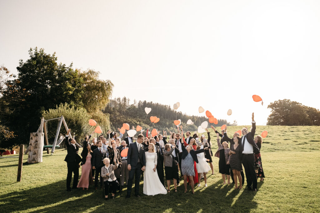 Jubelnde Hochzeitsgäste | Luftballons | Strauß & Fliege