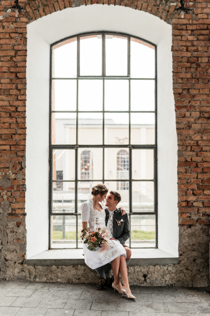 Brautpaar in Tracht | Hochzeitsfotograf München: Alex Mayer | Strauß & Fliege