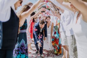 Freie Trauung | Gäste stehen Spalier für den Einzug des Brautpaars | Strauß & Fliege