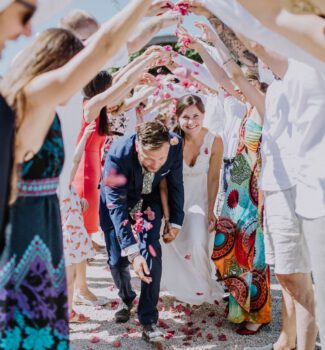 Gäste in der freien Trauung einbinden: Nähe entsteht nicht durch Programm