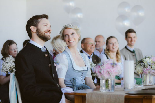 Heiraten in bayerischer Tracht | Freie Trauung auf dem Standesamt | Strauß & Fliege