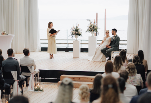 Freie Trauung mit Hochzeitsrednerin Nicola Verena vom Tegernsee aus Bayern | Strauß & Fliege